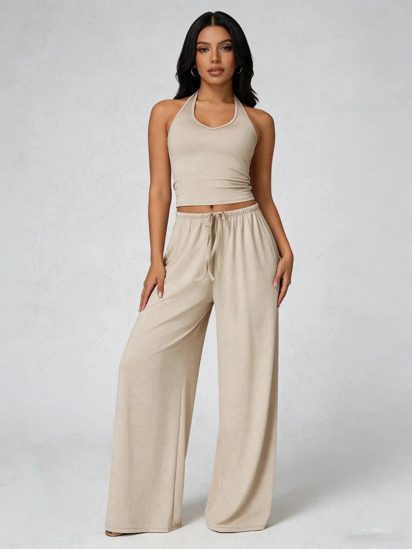 Conjunto Bella Relax de THE LJM con pijama y ropa cómoda en tonos suaves, ideal para descanso y relajación.