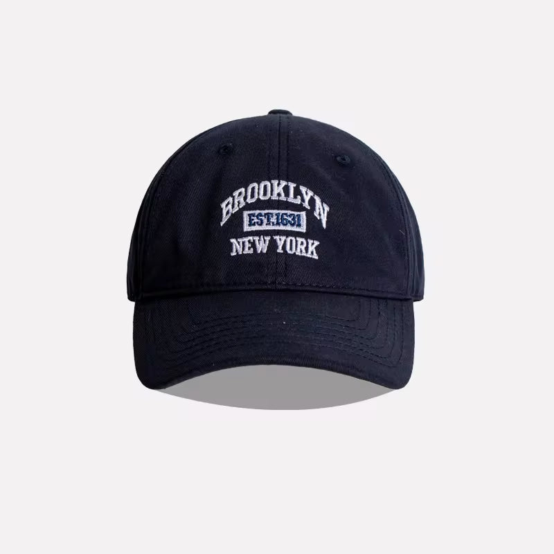 Gorra Brooklyn Classic de THE LJM, con diseño clásico y visera curva, en colores neutros y estilo casual.