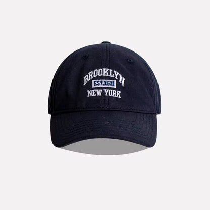 Gorra Brooklyn Classic de THE LJM, con diseño clásico y visera curva, en colores neutros y estilo casual.