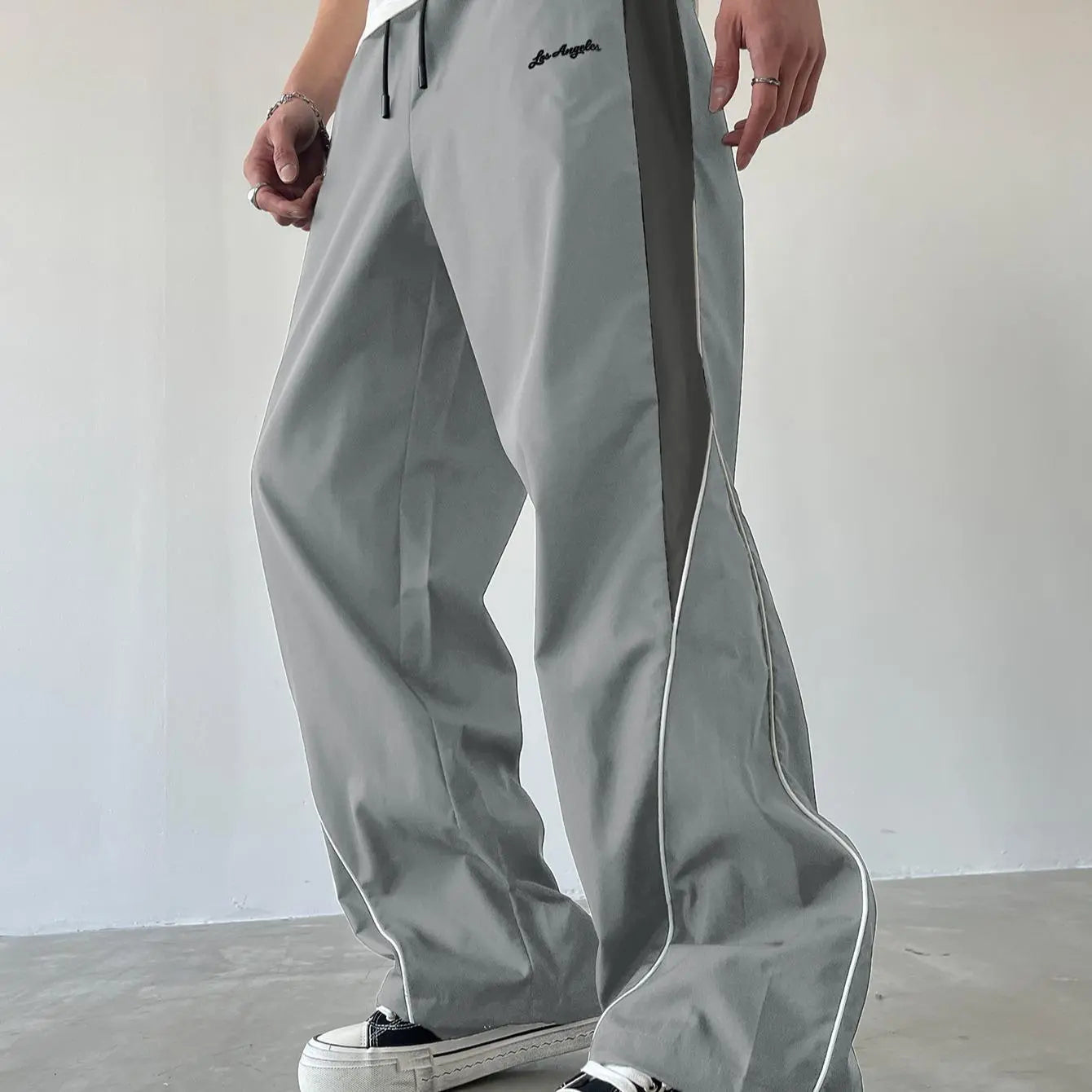 Pantalones street Shadow Line de THE LJM en color negro, con diseño ajustado y detalles modernos en la moda urbana.