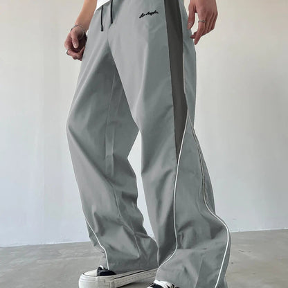 Pantalones street Shadow Line de THE LJM en color negro, con diseño ajustado y detalles modernos en la moda urbana.