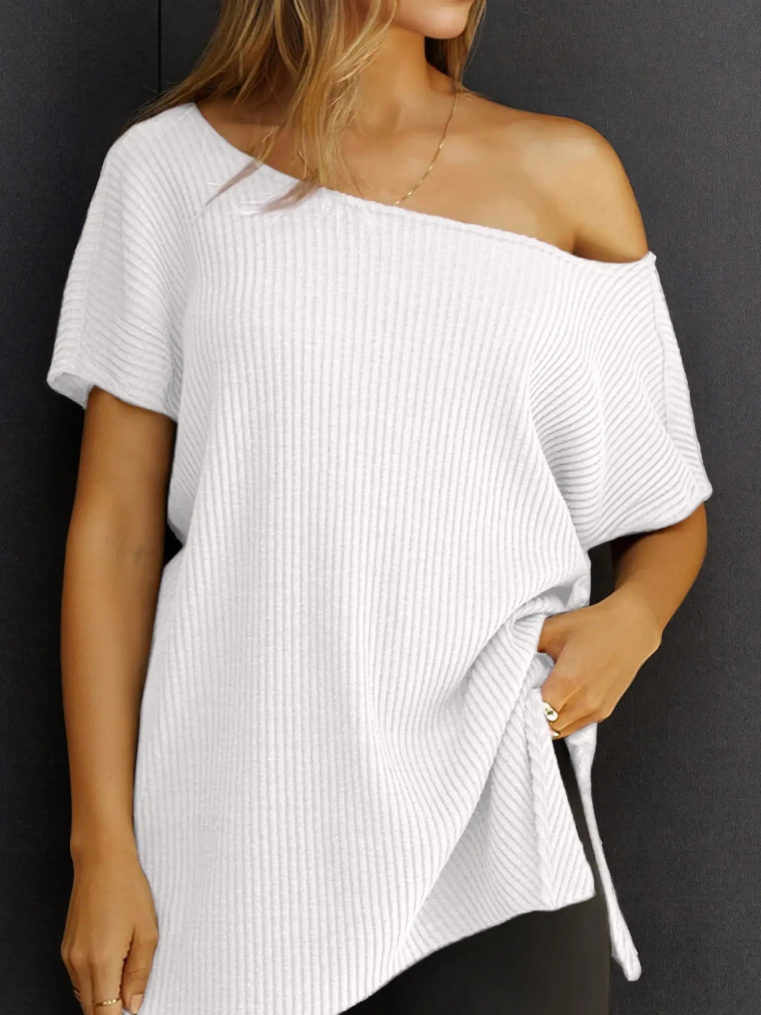 Blusa moderna Grace de THE LJM en tela ligera, estilo elegante y corte ajustado, perfecta para ocasiones casuales y formales.