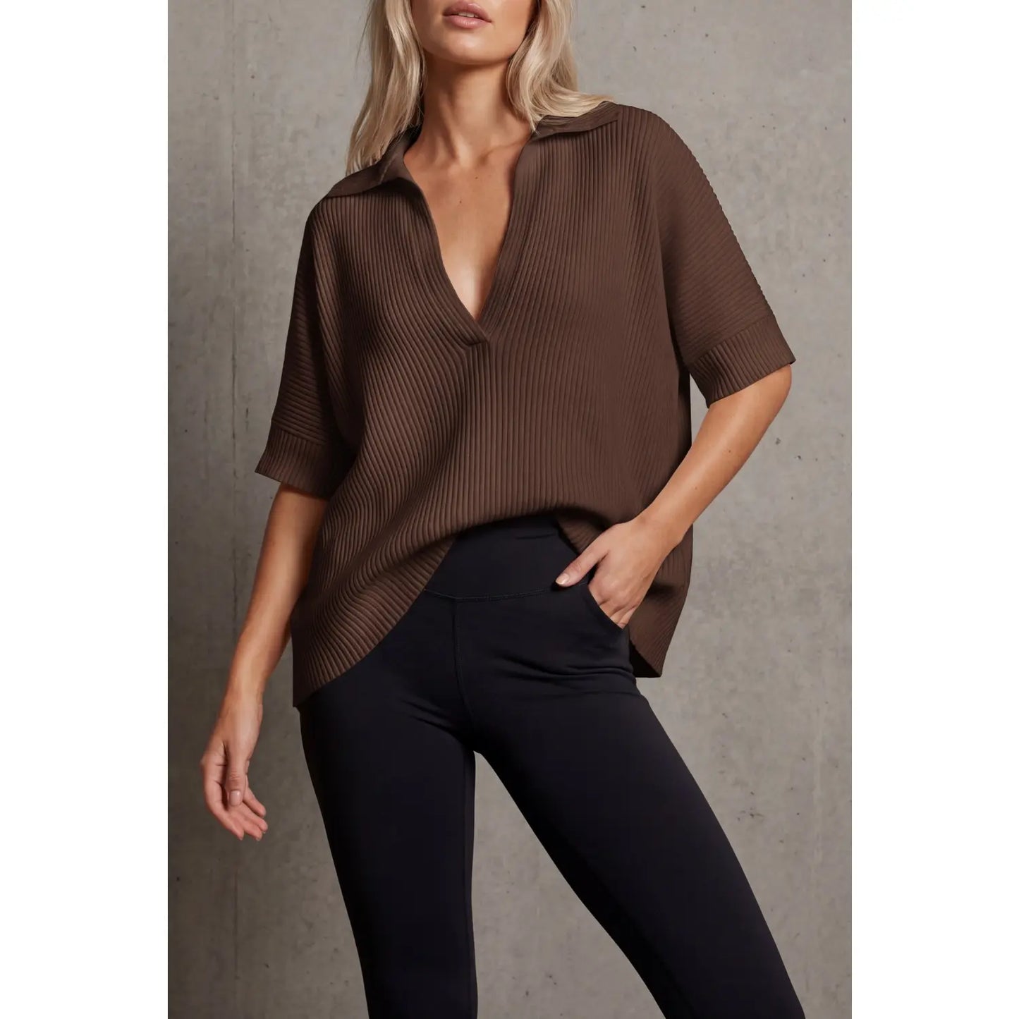 Blusa moderna Grace de THE LJM, diseño elegante en tela suave con detalles minimalistas y cuello redondo.