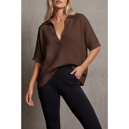 Blusa moderna Grace de THE LJM, diseño elegante en tela suave con detalles minimalistas y cuello redondo.