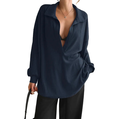 Blusa moderna Grace de THE LJM en color neutro, con diseño elegante y detalles suaves, vista de frente sobre fondo blanco.