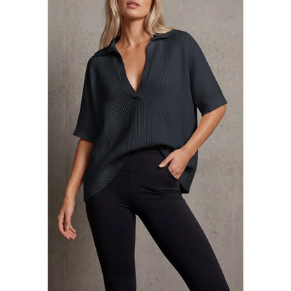 Blusa moderna Grace de la marca THE LJM, en color neutro, con diseño elegante y detalles suaves en tela ligera.