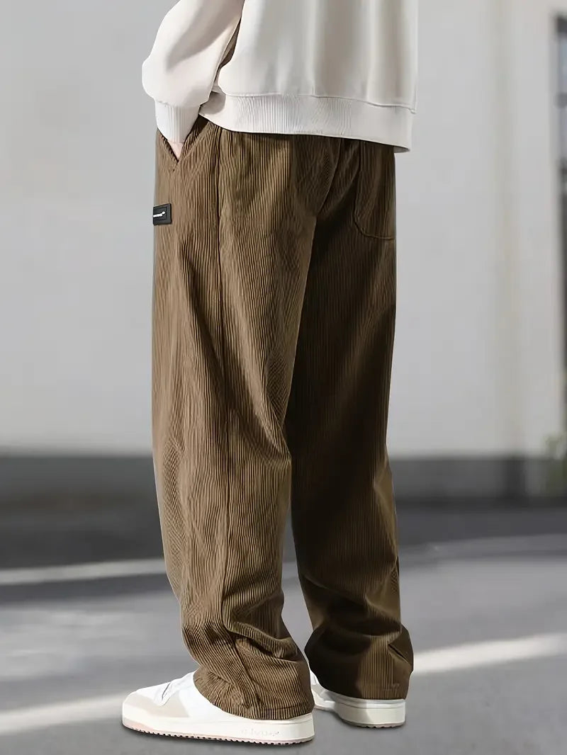 Pantalones Urban Comfort de la marca THE LJM, con diseño moderno y cómodo, en color negro, shown en la imagen.