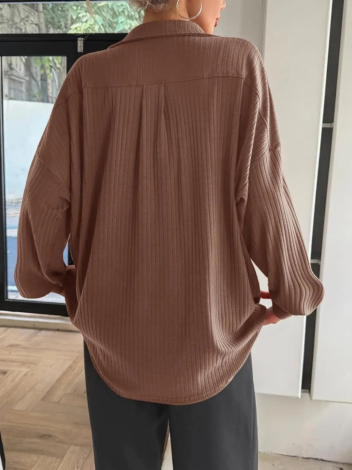 Blusa moderna Grace de THE LJM en tela ligera, con diseño elegante y detalles en el cuello y mangas largas.
