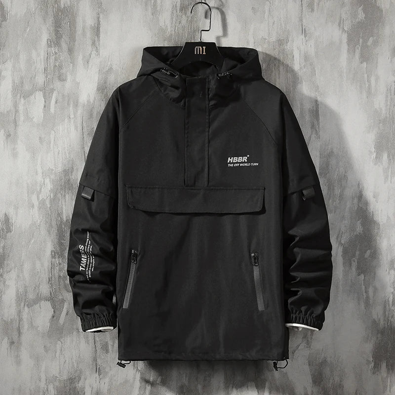 Anorak Flash de la marca THE LJM, chaqueta resistente al agua y viento en color negro con capucha y bolsillos frontales.