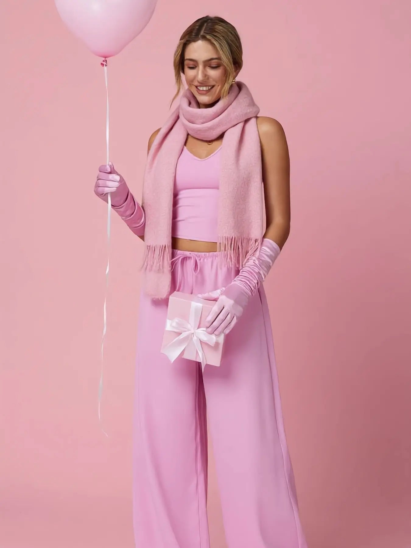 Conjunto Bella Relax de THE LJM, ropa cómoda y moderna para relajarse, con camiseta y pantalones en colores suaves.