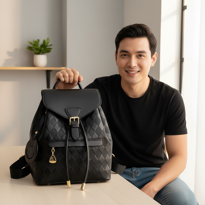 Mochila Luxe Elegance de THE LJM en cuero negro con detalles elegantes y correas ajustables para uso diario.